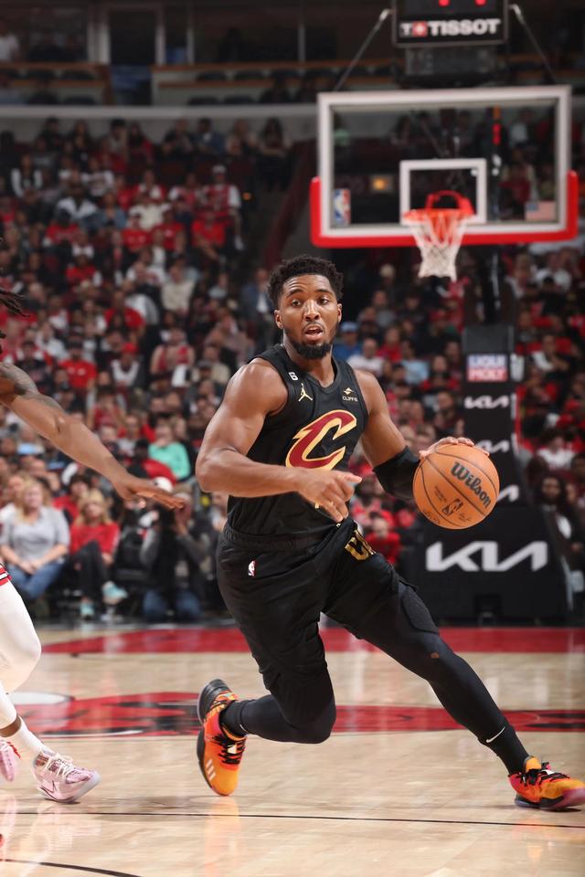 米切尔在训练中表现出色，展现出潜力和实力(米切尔在训练中表现出色,展现出潜力和实力的英文)