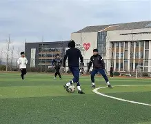 关于足球比赛硝烟弥漫，球队实力逐渐暴露的信息