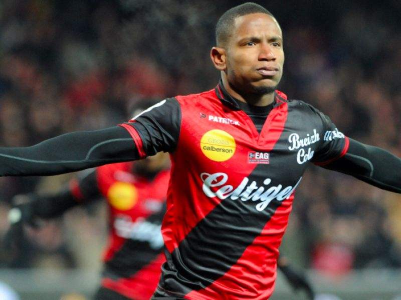 兰斯胜甘冈，法国足球联赛争夺打响