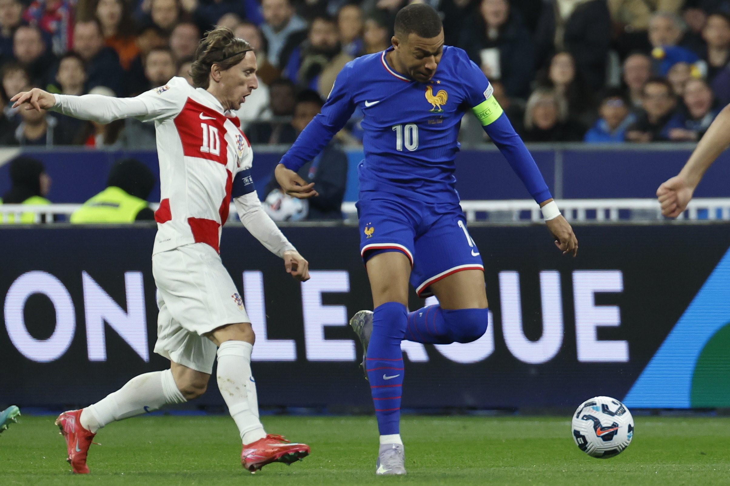 包含欧国联半决赛精心准备，球队为胜利努力奋斗的词条